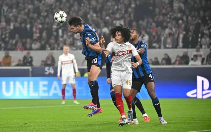 Kopfballduell Zweikampf Aktion Anrie Chase VfB Stuttgart (45) gegen Berat Djimsiti Atalanta BC Bergamo (19) Isak Hien Atalanta BC Bergamo (04) Champions League VfB Stuttgart vs Atalanta BC Bergamo 05.11.2024 DFL REGULATIONS PROHIBIT ANY USE OF PHOTOGRAPHS AS IMAGE SEQUENCES AND OR QUASI-VIDEO Champions League VfB Stuttgart vs Atalanta BC Bergamo