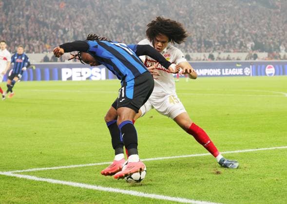 06.11.2024, Deutschland, Stuttgart, Fußball Champions League, VfB Stuttgart vs. Atalanta Bergamo, v.l. Ademola Lookman (Bergamo), Anrie Chase (VfB)