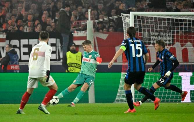 Torwart Alexander Nuebel VfB Stuttgart (33) Aktion Strafraumszene, Torraumszene Mateo Retegui Atalanta BC Bergamo (32) Marten de Roon Atalanta BC Bergamo (15) Angelo Stiller VfB Stuttgart (06) Champions League VfB Stuttgart vs Atalanta BC Bergamo 05.11.2024 DFL REGULATIONS PROHIBIT ANY USE OF PHOTOGRAPHS AS IMAGE SEQUENCES AND OR QUASI-VIDEO Champions League VfB Stuttgart vs Atalanta BC Bergamo
