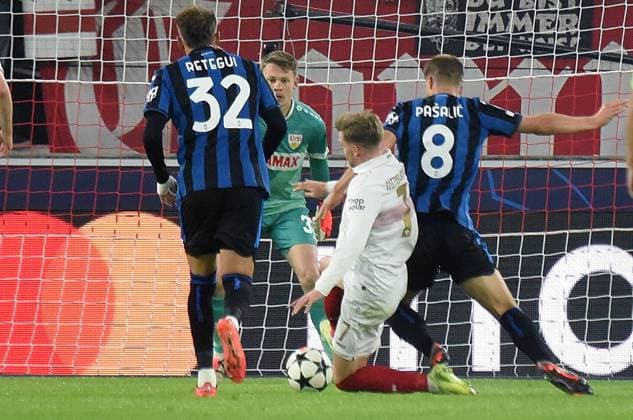 06.11.2024, xhbx, Fussball UEFA Champions League, VfB Stuttgart - Atalanta Bergamo emspor, v.l. Mateo Retegui (Atalanta Bergamo), Alexander Nübel (VfB Stuttgart), Maximilian Mittelstädt (VfB Stuttgart), Mario Pasalic (Atalanta Bergamo) (DFL DFB REGULATIONS PROHIBIT ANY USE OF PHOTOGRAPHS as IMAGE SEQUENCES and or QUASI-VIDEO) Stuttgart