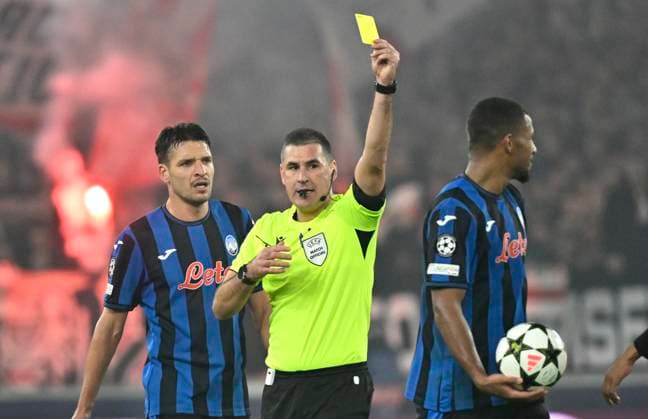 Schiedsrichter Referee Rade Obrenovic (SVN) zeigt Isak Hien Atalanta BC Bergamo (04) gelbe Karte gelb Verwarnung Gestik Geste Champions League VfB Stuttgart vs Atalanta BC Bergamo 05.11.2024 DFL REGULATIONS PROHIBIT ANY USE OF PHOTOGRAPHS AS IMAGE SEQUENCES AND OR QUASI-VIDEO Champions League VfB Stuttgart vs Atalanta BC Bergamo