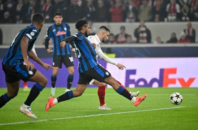 Torschuss Aktion Torchance Deniz Undav VfB Stuttgart (26) Champions League VfB Stuttgart vs Atalanta BC Bergamo 05.11.2024 DFL REGULATIONS PROHIBIT ANY USE OF PHOTOGRAPHS AS IMAGE SEQUENCES AND OR QUASI-VIDEO Champions League VfB Stuttgart vs Atalanta BC Bergamo
