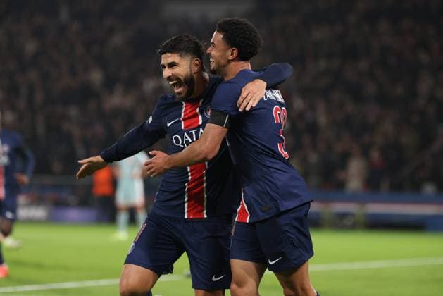 PSG - ATLETICO PHOTOPQR LE PARISIEN Olivier Lejeune ; ; 06 11 2024 ; À l occasion de la quatrième journée de Ligue des Champions, le Paris Saint-Germain reçoit l Atlético Madrid ce mercredi 6 novembre 2024 au Parc des Princes. PH : O.Lejeune Marco Asensio et Warren Zaire-Emery Joie du but 1-0 France  Copyright: xPHOTOPQR LExPARISIEN MAXPPPxLP OlivierxLejeunex 20241106LPA2384 20241106LPA2384