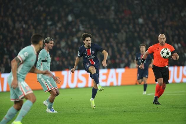 PSG - ATLETICO PHOTOPQR LE PARISIEN Le Parisien Arnaud Journois ; PARIS ; 06 11 2024 ; FOOTBALL , LIGUE DES CHAMPIONS UEFA , PHASE DE LIGUE , 4E JOURNEE , 06 11 2024 , PARIS , PARC DES PRINCES PARIS SG - ATLETICO MADRID PHOTO LE PARISIEN ARNAUD JOURNOIS Rodrigo De Paul, Vitinha et Szymon Marciniak PARIS France  Copyright: xPHOTOPQR LExPARISIEN MAXPPPxLexParisienx xArnaudxJournoisx 20241106LPA2422 20241106LPA2422