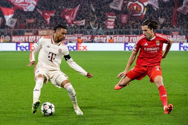 Michael Olise (FC Bayern Muenchen, 17) vs A Carreras (SL Benfica Lissabon, 03) GER, FC Bayern Muenchen vs. SL Benfica Lissabon, Fussball, Champions League, 4. Spieltag, Spielzeit 2024 2025, 06.11.2024 DFB DFL REGULATIONS PROHIBIT ANY USE OF PHOTOGRAPHS AS IMAGE SEQUENCES AND OR QUASI-VIDEO GER, FC Bayern Muenchen vs. SL Benfica Lissabon, Fussball, Champions League, 4. Spieltag, Spielzeit 2024 2025, 06.11.2024 Muenchen Copyright: xEibner-Pressefoto RogerxBuerkex EP_RBE