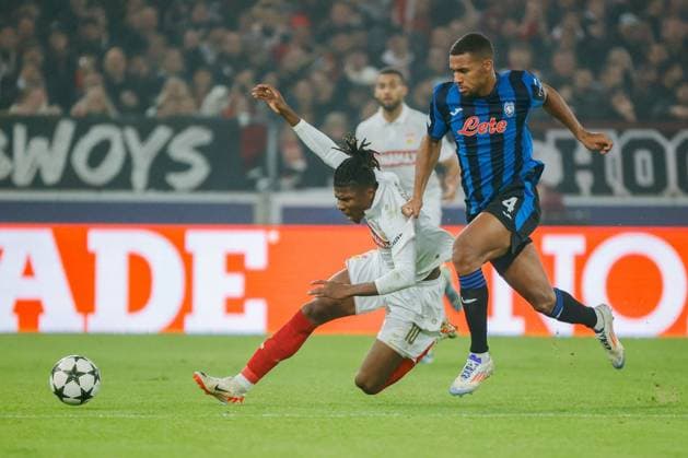06.11.2024, Deutschland, Stuttgart, Fußball Champions League, VfB Stuttgart vs. Atalanta Bergamo, v.l. El Bilal Toure (VfB) Isak Hien (Bergamo) Gemäß den Vorgaben der DFL Deutschen Fu?ball Liga ist es untersagt, in dem Stadion und oder vom Spiel angefertigte Fotoaufnahmen in Form von Sequenzbildern und oder videoähnlichen Fotostrecken zu verwerten bzw. verwerten zu lassen.