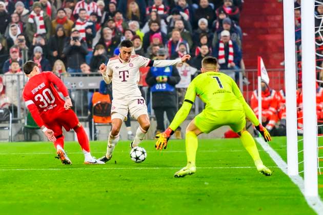 GER, UEFA CL, FC Bayern Muenchen (GER) vs Benfica Lissabon (PRT) 06.11.2024, Allianz Arena, Muenchen, GER, UEFA CL, FC Bayern Muenchen (GER) vs Benfica Lissabon (PRT), UEFA regulations prohibit any use of photographs as image sequences and or quasi-video, im Bild Nicol‡s Nicolas Otamendi (Benfica 30) im Zweikampf gegen Jamal Musiala (FCB 42) mit Anatolij Trubin (Benfica 1)