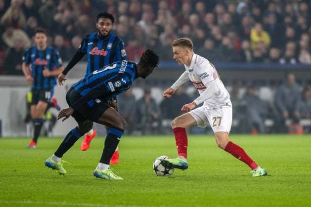 Odilon Kossounou (Atalanta BC) und Chris Führich (VfB Stuttgart). xettx, Deutschland, Stuttgart, 06.11.2024, Fussball, UEFA Champions League: VfB Stuttgart vs Atalanta Bergamo, Saison 2024 2025, Match Day 4, MHP Arena Foto: A2 Bildagentur Peter Hartenfelser