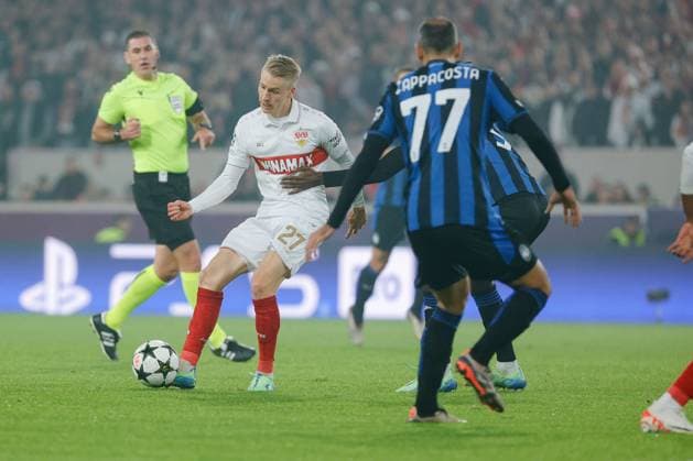 06.11.2024, Deutschland, Stuttgart, Fußball Champions League, VfB Stuttgart vs. Atalanta Bergamo, v.l. Chris Führich (VfB) Davice Zappacosta (Bergamo) Gemäß den Vorgaben der DFL Deutschen Fu?ball Liga ist es untersagt, in dem Stadion und oder vom Spiel angefertigte Fotoaufnahmen in Form von Sequenzbildern und oder videoähnlichen Fotostrecken zu verwerten bzw. verwerten zu lassen.