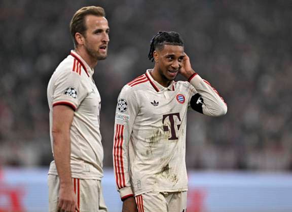 06.11.2024, Fussball UEFA Championsleague 2024 2025: 4.Spieltag, FC Bayern München - Benfica Lissabon, in der Allianz-Arena München. v.l. Harry Kane (FC Bayern München) und Michael Olise (FC Bayern München) sind unzufrieden