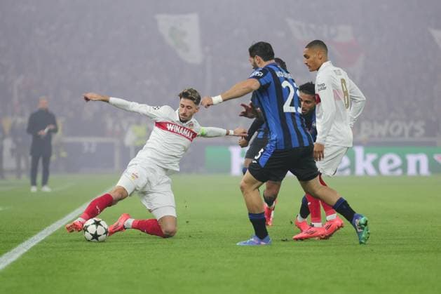 06.11.2024, Deutschland, Stuttgart, Fußball Champions League, VfB Stuttgart vs. Atalanta Bergamo, v.l. Atakan Karazor (VfB) Sead Kolasinac (Bergamo) Enzo Millot (VfB) Gemäß den Vorgaben der DFL Deutschen Fu?ball Liga ist es untersagt, in dem Stadion und oder vom Spiel angefertigte Fotoaufnahmen in Form von Sequenzbildern und oder videoähnlichen Fotostrecken zu verwerten bzw. verwerten zu lassen.
