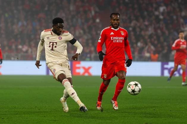 im Zweikampf, Aktion, mit Alphonso Davies 19 (FC Bayern Muenchen), Renato Sanches 85 (Benfica Lissabon), FC Bayern Muenchen vs. Benfica Lissabon, Champions League, Fussball, 4. Spieltag, 06.11.2024 Muenchen Bayern Deutschland
