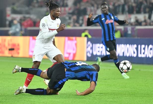 06.11.2024, xhbx, Fussball UEFA Champions League, VfB Stuttgart - Atalanta Bergamo emspor, v.l. El Bilal Toure (VfB Stuttgart), Isak Hien (Atalanta Bergamo) (DFL DFB REGULATIONS PROHIBIT ANY USE OF PHOTOGRAPHS as IMAGE SEQUENCES and or QUASI-VIDEO) Stuttgart
