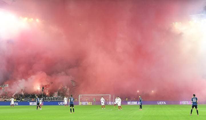06.11.2024, xhbx, Fussball UEFA Champions League, VfB Stuttgart - Atalanta Bergamo emspor, v.l. Fans, Schals, Fahnen, Rauch, Bengalos, Banner von VfB Stuttgart (DFL DFB REGULATIONS PROHIBIT ANY USE OF PHOTOGRAPHS as IMAGE SEQUENCES and or QUASI-VIDEO) Stuttgart