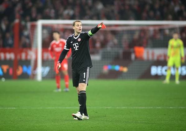 München, Deutschland, 06. November 2024: Fussball, Herren, Champions League, Saison 2024 2025, FC Bayern München - Benfica Lissabon, Allianz Arena, 4.Spieltag Manuel Neuer (FC Bayern München) hebt den linken Arm, Zeigefinger, zeigen, deuten, Richtung, Anweisung geben