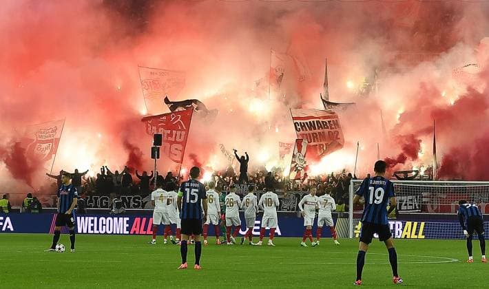 06.11.2024, xhbx, Fussball UEFA Champions League, VfB Stuttgart - Atalanta Bergamo emspor, v.l. Fans, Schals, Fahnen, Rauch, Bengalos, Banner von VfB Stuttgart (DFL DFB REGULATIONS PROHIBIT ANY USE OF PHOTOGRAPHS as IMAGE SEQUENCES and or QUASI-VIDEO) Stuttgart