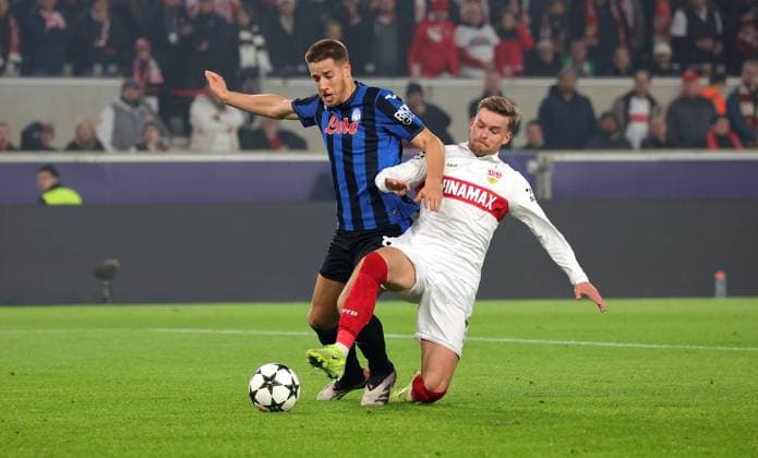 06.11.2024, Deutschland, Stuttgart, Fußball Champions League, VfB Stuttgart vs. Atalanta Bergamo, v.l. Mario Pasalic (Bergamo), Maximilian Mittelstädt (VfB)