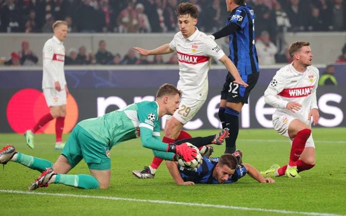 06.11.2024, Deutschland, Stuttgart, Fußball Champions League, VfB Stuttgart vs. Atalanta Bergamo, v.l. Alexander Nübel (VfB), Anthony Rouault (VfB), Mario Pasalic (Bergamo), Mateo Retegui (Bergamo), Maximilian Mittelstädt (VfB)