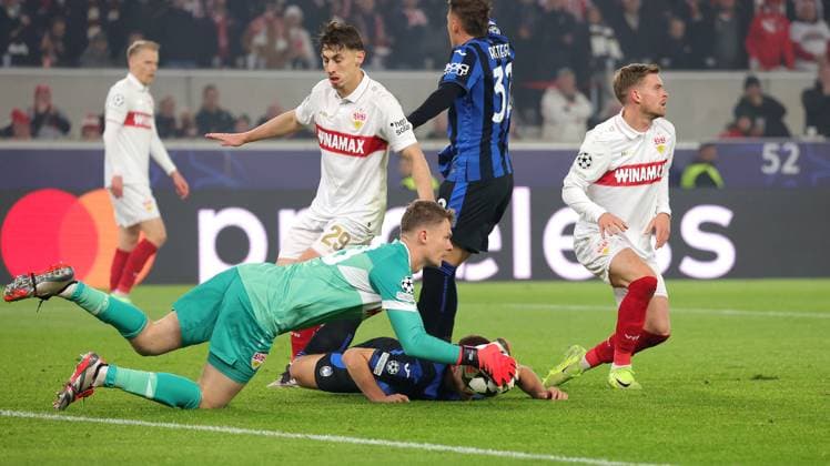 06.11.2024, Deutschland, Stuttgart, Fußball Champions League, VfB Stuttgart vs. Atalanta Bergamo, v.l. Alexander Nübel (VfB), Anthony Rouault (VfB), Mario Pasalic (Bergamo), Mateo Retegui (Bergamo), Maximilian Mittelstädt (VfB)