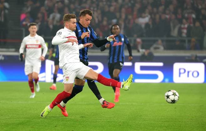 06.11.2024, Deutschland, Stuttgart, Fußball Champions League, VfB Stuttgart vs. Atalanta Bergamo, v.l. Maximilian Mittelstädt (VfB), Mateo Retegui (Bergamo)