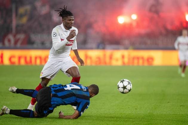 Isak Hien (Atalanta BC) und El Bilal Toure (VfB Stuttgart). xettx, Deutschland, Stuttgart, 06.11.2024, Fussball, UEFA Champions League: VfB Stuttgart vs Atalanta Bergamo, Saison 2024 2025, Match Day 4, MHP Arena Foto: A2 Bildagentur Peter Hartenfelser
