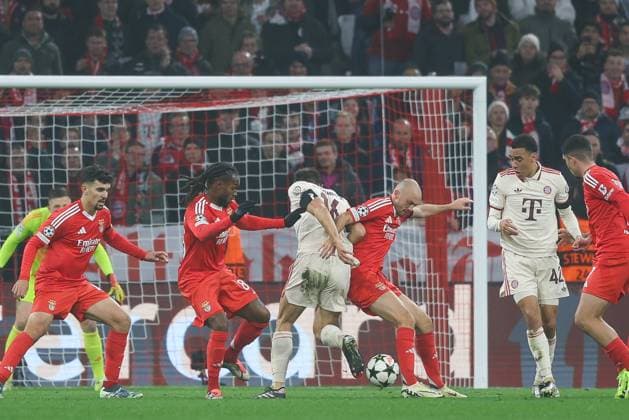 im Zweikampf, Aktion, mit Renato Sanches 85 (Benfica Lissabon), Joao Palhinha 16 (FC Bayern Muenchen), Frederik Aursnes 8 (Benfica Lissabon), FC Bayern Muenchen vs. Benfica Lissabon, Champions League, Fussball, 4. Spieltag, 06.11.2024 Muenchen Bayern Deutschland