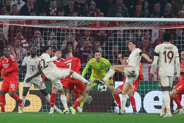 im Zweikampf, Aktion, mit Jamal Musiala 42 (FC Bayern Muenchen), Joao Palhinha 16 (FC Bayern Muenchen), FC Bayern Muenchen vs. Benfica Lissabon, Champions League, Fussball, 4. Spieltag, 06.11.2024 Muenchen Bayern Deutschland