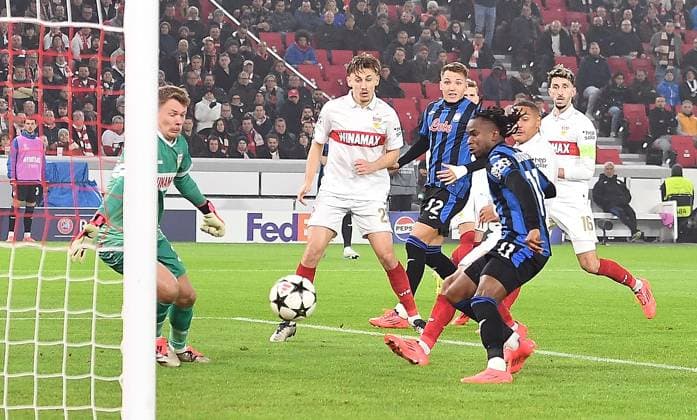 Sport Bilder des Tages 06.11.2024, xhbx, Fussball UEFA Champions League, VfB Stuttgart - Atalanta Bergamo emspor, v.l. Goal scored, Tor zum 0:1 durch Ademola Lookman (Atalanta Bergamo) (DFL DFB REGULATIONS PROHIBIT ANY USE OF PHOTOGRAPHS as IMAGE SEQUENCES and or QUASI-VIDEO) Stuttgart