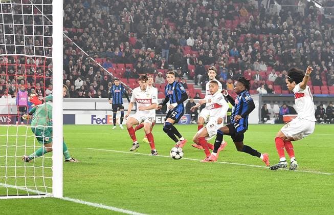 06.11.2024, xhbx, Fussball UEFA Champions League, VfB Stuttgart - Atalanta Bergamo emspor, v.l. Goal scored, Tor zum 0:1 durch Ademola Lookman (Atalanta Bergamo) (DFL DFB REGULATIONS PROHIBIT ANY USE OF PHOTOGRAPHS as IMAGE SEQUENCES and or QUASI-VIDEO) Stuttgart