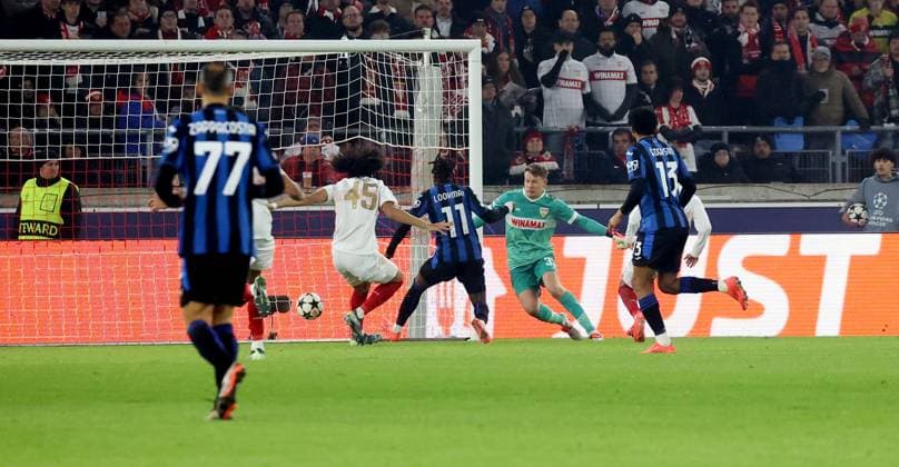 06.11.24 VfB Stuttgart - Atalanta Bergamo Deutschland, Stuttgart, 06.11.2024, Fussball, UEFA Champions League, VfB Stuttgart - Atalanta Bergamo: v.l. Anrie Chase (VfB Stuttgart), Ademola Lookman (Atalanta Bergamo), Alexander Nübel (VfB Stuttgart); Tor 0:1 Lookman.