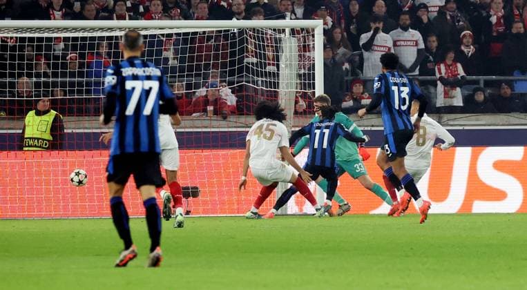 06.11.24 VfB Stuttgart - Atalanta Bergamo Deutschland, Stuttgart, 06.11.2024, Fussball, UEFA Champions League, VfB Stuttgart - Atalanta Bergamo: v.l. Anrie Chase (VfB Stuttgart), Ademola Lookman (Atalanta Bergamo), Alexander Nübel (VfB Stuttgart); Tor 0:1 Lookman.