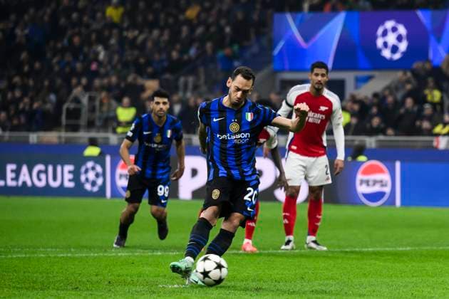 FC Internazionale v Arsenal FC - UEFA Champions League Hakan Calhanoglu of FC Internazionale scores a goal from a penality kick during the UEFA Champions League 2024 25 league phase football match between FC Internazionale and Arsenal FC. Milan Italy Copyright: xNicolòxCampox