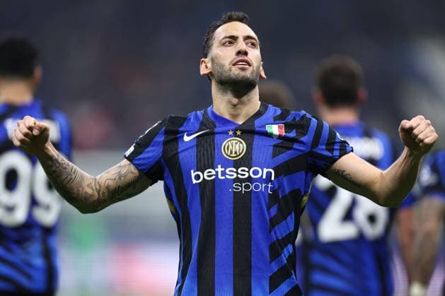 Sport Bilder des Tages Hakan Ã?alhanoglu of Inter Milan celebrates scoring the opening goal for their side Inter Milan v Arsenal, UEFA Champions League, Group Stage, Football, San Siro Stadium, Milan, Italy - 06 Nov 2024 EDITORIAL USE ONLY No use with unauthorised audio, video, data, fixture lists, club league logos or live services. Online in-match use limited to 120 images, no video emulation. No use in betting, games or single club league player publications.  Copyright: xMarcoxCanienero Shutterstockx 14863816at