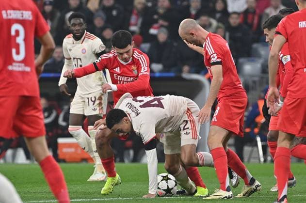 06.11.2024, xjrdrx, Fussball UEFA Champions League, FC Bayern Muenchen - Benfica Lissabon emspor, v.l. Zeki Amdouni (Benfica Lissabon), Jamal Musiala (FC Bayern Muenchen), Frederik Aursnes (Benfica Lissabon) (DFL DFB REGULATIONS PROHIBIT ANY USE OF PHOTOGRAPHS as IMAGE SEQUENCES and or QUASI-VIDEO) Muenchen