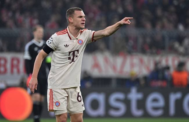 06.11.2024, xjrdrx, Fussball UEFA Champions League, FC Bayern Muenchen - Benfica Lissabon emspor, v.l. Joshua Kimmich (FC Bayern Muenchen) gibt Anweisungen, gestikuliert, mit den Armen gestikulieren gives instructions, gesticulate (DFL DFB REGULATIONS PROHIBIT ANY USE OF PHOTOGRAPHS as IMAGE SEQUENCES and or QUASI-VIDEO) Muenchen