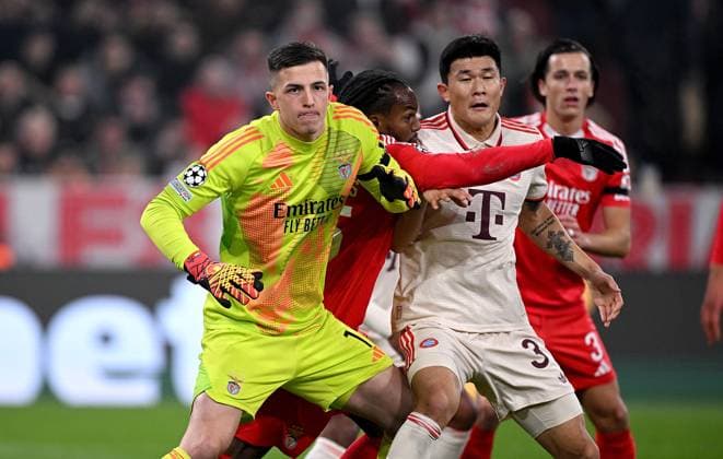 FUSSBALL CHAMPIONS LEAGUE SAISON 2024 2025 Vorrunde 4. Spieltag FC Bayern Muenchen - Benfica Lissabon 06.11.2024 Torwart Anatoliy Trubin (li, Benfica Lissabon) gegen Renato Sanches (mitte, Benfica Lissabon) gegen Min-Jae Kim (re, FC Bayern Muenchen)