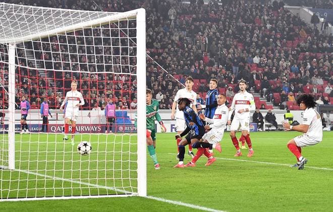 06.11.2024, xhbx, Fussball UEFA Champions League, VfB Stuttgart - Atalanta Bergamo emspor, v.l. Goal scored, Tor zum 0:1 durch Ademola Lookman (Atalanta Bergamo) (DFL DFB REGULATIONS PROHIBIT ANY USE OF PHOTOGRAPHS as IMAGE SEQUENCES and or QUASI-VIDEO) Stuttgart