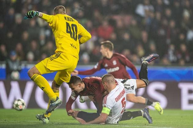 Jakub Pesek in the battle with Brendan Chardonnet and Marco Bizot during UEFA Champions league match, AC Sparta Prague - Stade Brest , 06. november 2024, Epet Arena, Prague, Czech republic Copyright: xMICHALxFAJT,ZOSPORTU.SKx DSC_5835