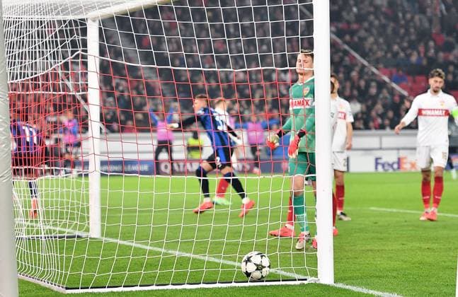 06.11.2024, xhbx, Fussball UEFA Champions League, VfB Stuttgart - Atalanta Bergamo emspor, v.l. Goal scored, Tor zum 0:1 durch Ademola Lookman (Atalanta Bergamo), Alexander Nübel (VfB Stuttgart) enttaeuscht, enttaeuscht schauend, dissapointed (DFL DFB REGULATIONS PROHIBIT ANY USE OF PHOTOGRAPHS as IMAGE SEQUENCES and or QUASI-VIDEO) Stuttgart