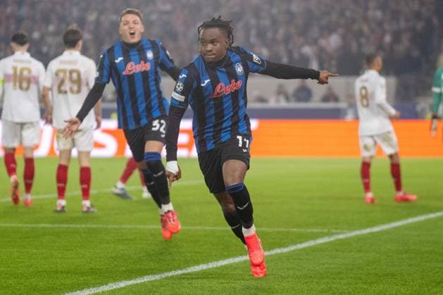 Torjubel des Torschützen Ademola Lookman (Atalanta BC). xettx, Deutschland, Stuttgart, 06.11.2024, Fussball, UEFA Champions League: VfB Stuttgart vs Atalanta Bergamo, Saison 2024 2025, Match Day 4, MHP Arena Foto: A2 Bildagentur Peter Hartenfelser