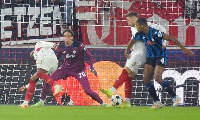 06.11.2024, xhbx, Fussball UEFA Champions League, VfB Stuttgart - Atalanta Bergamo emspor, v.l. El Bilal Toure (VfB Stuttgart), Marco Carnesecchi (Atalanta Bergamo), Ermedin Demirovic (VfB Stuttgart), Isak Hien (Atalanta Bergamo) (DFL DFB REGULATIONS PROHIBIT ANY USE OF PHOTOGRAPHS as IMAGE SEQUENCES and or QUASI-VIDEO) Stuttgart