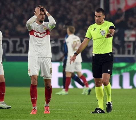 06.11.2024, xhbx, Fussball UEFA Champions League, VfB Stuttgart - Atalanta Bergamo emspor, v.l. Atakan Karazor (VfB Stuttgart), Rade Obrenovic (Uefa Schiedsrichter) (DFL DFB REGULATIONS PROHIBIT ANY USE OF PHOTOGRAPHS as IMAGE SEQUENCES and or QUASI-VIDEO) Stuttgart
