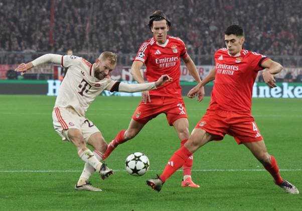 27 Konrad Laimer (FCB) gegen 4 Diogo Leite (Benfica) Zweikampf Fussball FC Bayern München - SL Benfica Lissabon UEFA Champions League 06.11.2024 Allianz Arena FOTO: Mladen Lackovic LakoPress