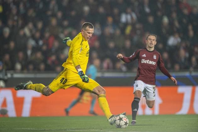 Marco Bizot kicks the ball before opponent player during UEFA Champions league match, AC Sparta Prague - Stade Brest , 06. november 2024, Epet Arena, Prague, Czech republic Copyright: xMICHALxFAJT,ZOSPORTU.SKx DSC_5900