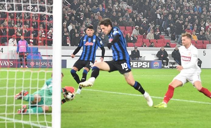 06.11.2024, xhbx, Fussball UEFA Champions League, VfB Stuttgart - Atalanta Bergamo emspor, v.l. Alexander Nübel (VfB Stuttgart), Nicolo Zaniolo (Atalanta Bergamo) (DFL DFB REGULATIONS PROHIBIT ANY USE OF PHOTOGRAPHS as IMAGE SEQUENCES and or QUASI-VIDEO) Stuttgart