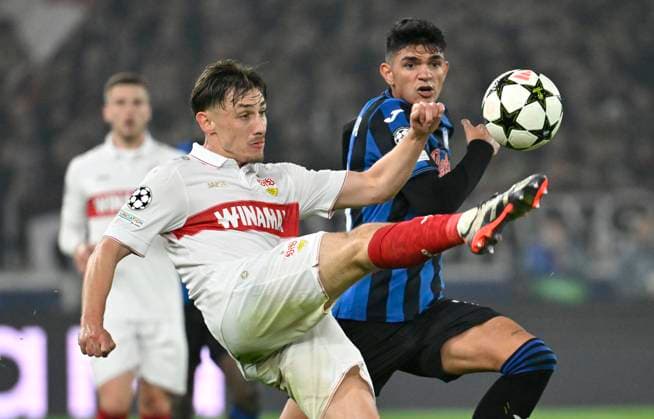 Zweikampf, Aktion Anthony Rouault VfB Stuttgart (29) gegen Raoul Bellanova Atalanta BC Bergamo (16) Champions League VfB Stuttgart vs Atalanta BC Bergamo 05.11.2024 DFL REGULATIONS PROHIBIT ANY USE OF PHOTOGRAPHS AS IMAGE SEQUENCES AND OR QUASI-VIDEO Champions League VfB Stuttgart vs Atalanta BC Bergamo