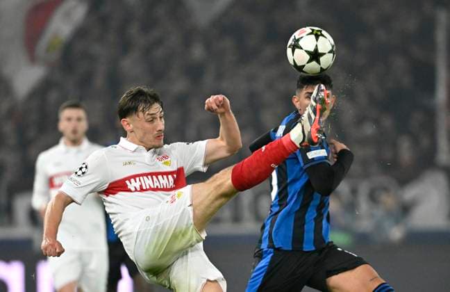 Zweikampf, Aktion Anthony Rouault VfB Stuttgart (29) gegen Raoul Bellanova Atalanta BC Bergamo (16) Champions League VfB Stuttgart vs Atalanta BC Bergamo 05.11.2024 DFL REGULATIONS PROHIBIT ANY USE OF PHOTOGRAPHS AS IMAGE SEQUENCES AND OR QUASI-VIDEO Champions League VfB Stuttgart vs Atalanta BC Bergamo
