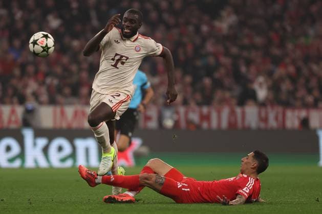 München, Alianz Arena UEFA Champions League 2024 25 am 6.11.2024 Spieltag 4 FC Bayern München - SL Benfica v.l., Dayot Upamecano (FC Bayern München), Angel di Maria (S.L.Benfica), Zweikampf, Action, Aktion, Battles for the Ball (DFL DFB REGULATIONS PROHIBIT ANY USE OF PHOTOGRAPHS as IMAGE SEQUENCES and or QUASI-VIDEO) Copyright: JoaquimxFerreira