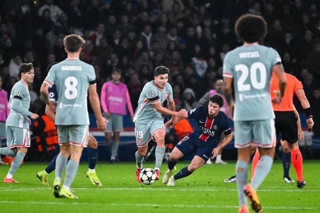 Julian Alvarez ( 19 - Atletico de Madrid ) and Joao Pedro Goncalves Neves ( 87 - PSG ) during the UEFA Champions League match between Paris Saint Germain and Atletico de Madrid at Parc Des Princes on November 06, 2024 in Paris, France. ( Photo by federico pestellini panoramic ) - FOOTBALL : PSG vs Atletico de Madrid - Ligue des Champions - 06 11 2024 FedericoPestellini Panoramic 