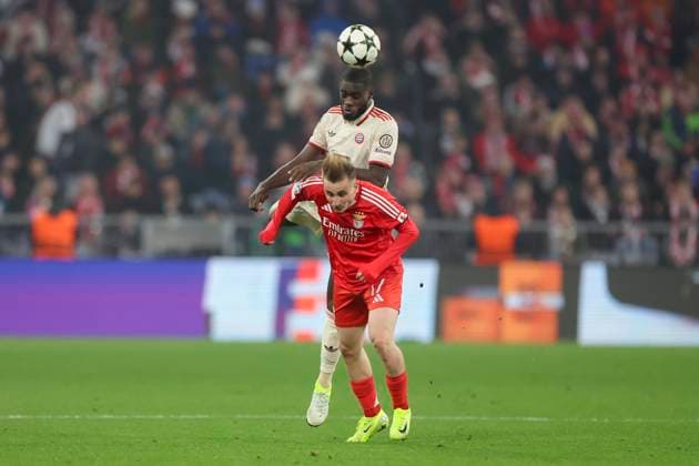 Dayot Upamecano (FC Bayern Muenchen) und Kerem Aktuerkoglu (SL Benfica) kaempfen um den Ball, UEFA Champions League 2024 25 League Phase MD4, FC Bayern München v SL Benfica, Allianz Arena am 06. November 2024 in München, Deutschland. (Foto von Marco Steinbrenner DeFodi Images) Dayot Upamecano (FC Bayern Muenchen) und Kerem Aktuerkoglu (SL Benfica) battle for the ball, UEFA Champions League 2024 25 League Phase MD4, FC Bayern München v SL Benfica, Allianz Arena, November 6, 2024 in Munich, Germany. (Photo by Marco Steinbrenner DeFodi Images) not used in POL SRB CRO FRA GBR NED ITA USA Defodi-700_muenchen_lissabon_20241106_057